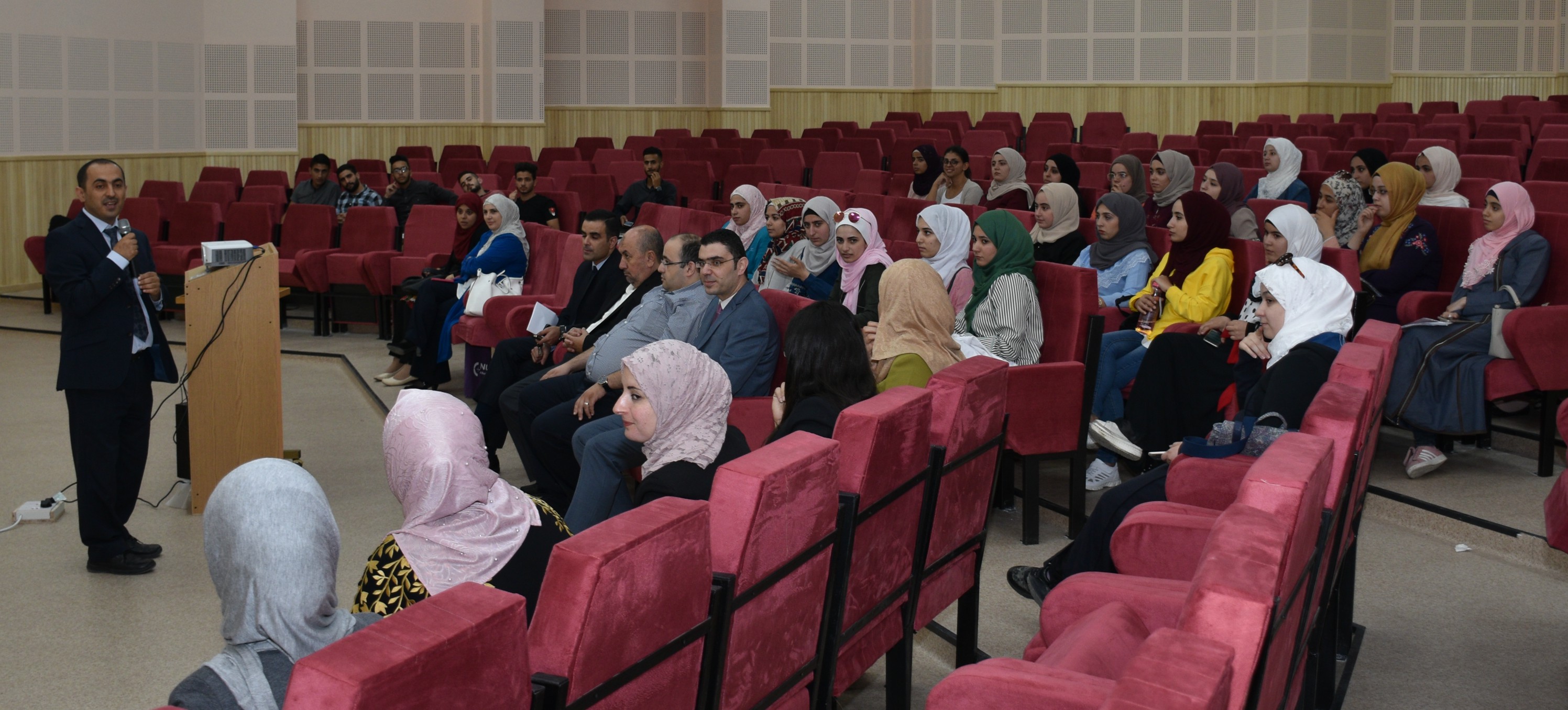 Dean of Pharmacy Meets with Faculty Students